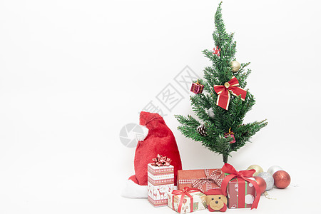 圣诞树元素点缀满礼物的圣诞树和礼物背景
