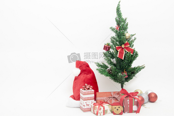 点缀满礼物的圣诞树和礼物图片