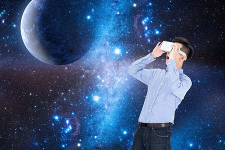 戴着VR眼镜仰望星空背景图片