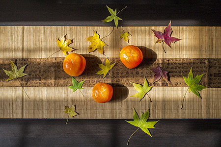 秋柿成熟竹木板高清图片
