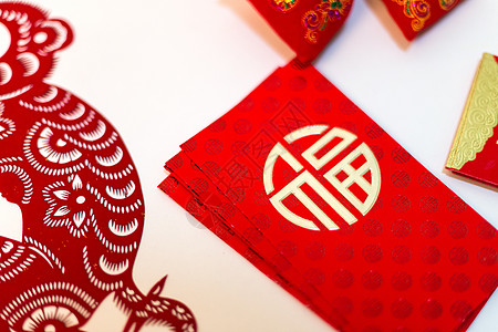 小狗送红包中国春节传统饰品排列摆拍背景