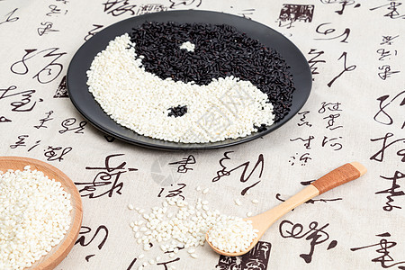 筷子和碗摆拍图黑米糯米八卦图创意摆拍背景