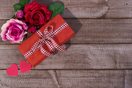 玫瑰花和礼品盒背景图片