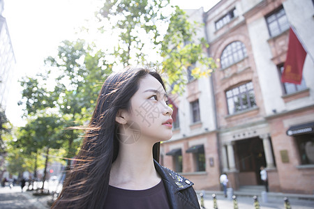 清新女孩城市绿植高清图片