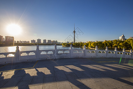 秋景.中央电视塔图片