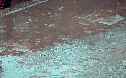 雨天平静的滴答高清图片