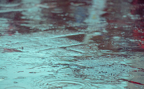 雨天湿漉漉的滴答高清图片