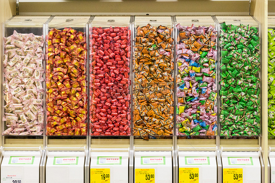 超市里色彩缤纷的糖果图片