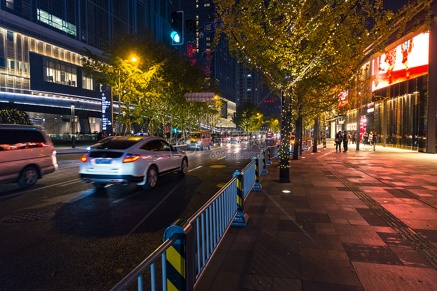 市中心繁华商圈夜景图片