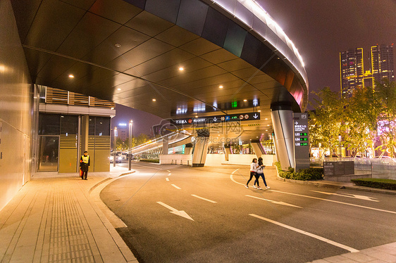 市中心繁华商圈夜景图片