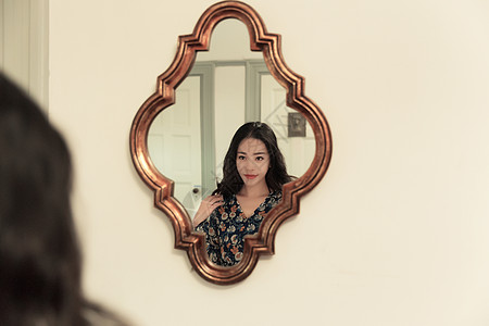 知性美女可爱照镜子背景图片