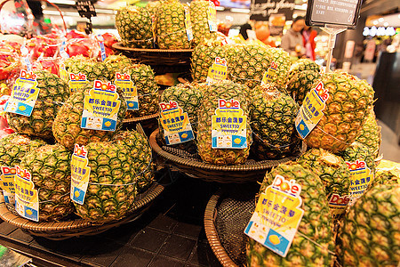 高档超市水果菠萝摊位展示图片