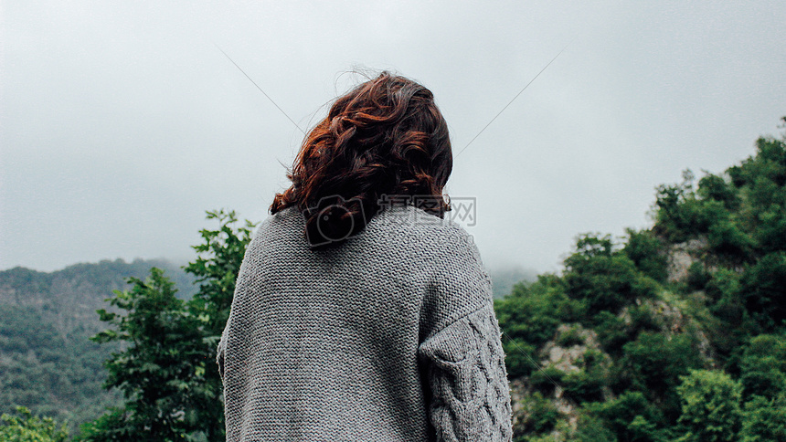 在看风景的女人