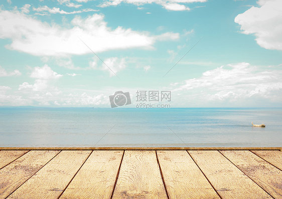 木板空处的海景图片