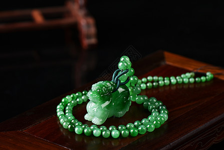 珍珠工艺精美的翡翠貔貅挂件背景