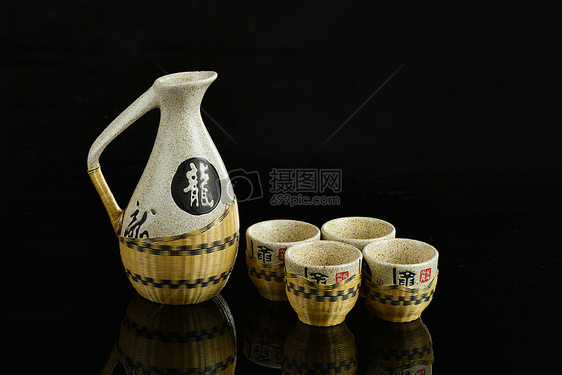 古朴的陶瓷酒具五件套图片