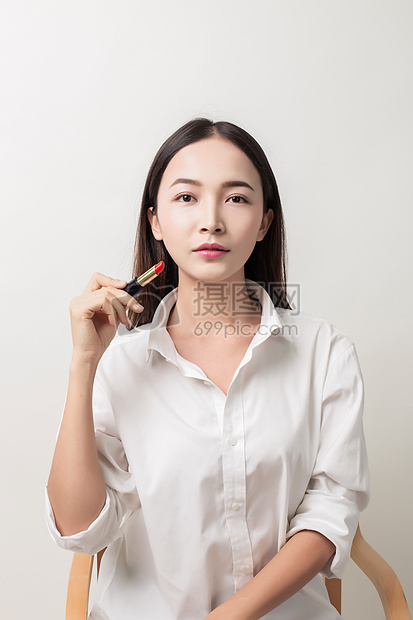 手持口红美丽妆面女人图片