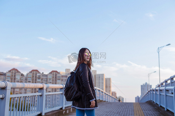 背包旅行墨镜女人帅气回头图片