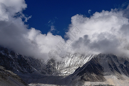 远望珠峰背景图片