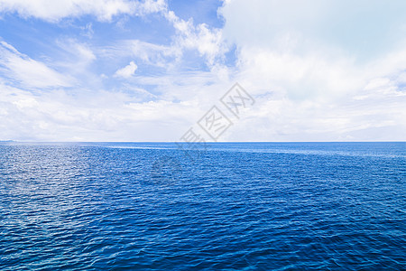 蓝色大海和远处的军舰背景图片