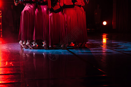 红裙舞者表演现代舞踮脚背景图片