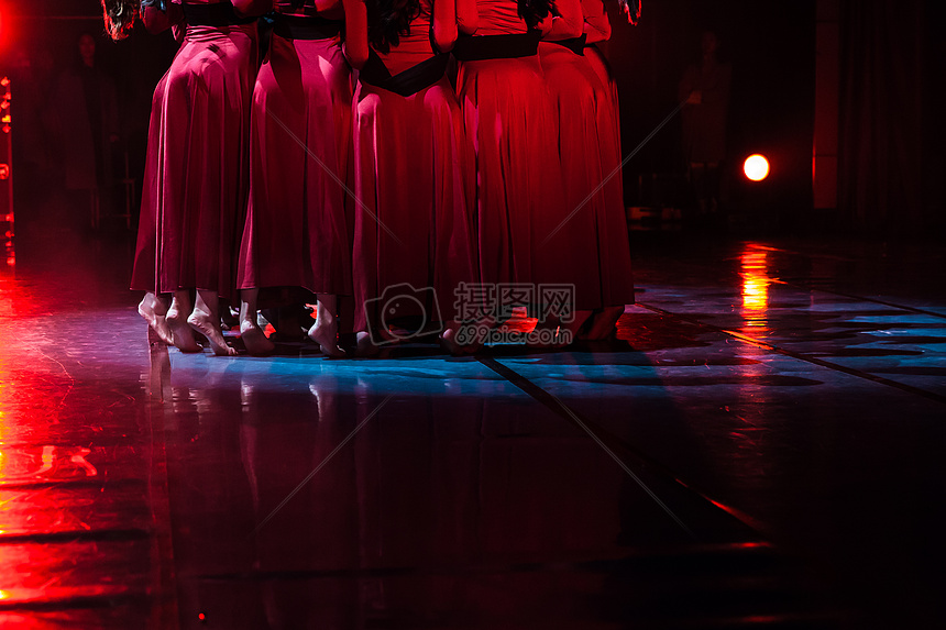 红裙舞者表演现代舞踮脚图片