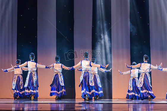 女性舞者表演蒙族舞蹈图片