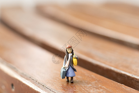 秋日旅行的少女人偶图片