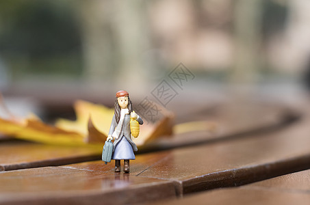 秋日旅行的少女人偶图片