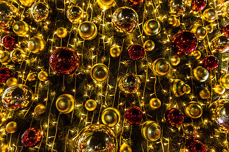 商场圣诞树温馨彩球装扮背景图片