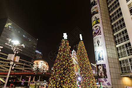 商场圣诞树夜景温馨装扮图片