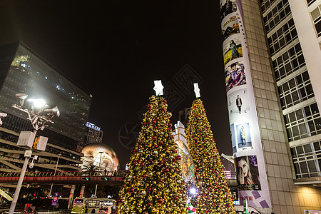 商场圣诞树夜景温馨装扮背景图片