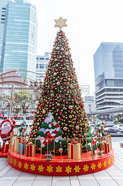商场圣诞树温馨装扮图片
