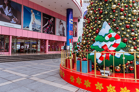 商场圣诞树温馨装扮背景图片