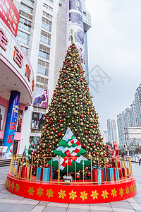 商场圣诞树温馨装扮背景图片