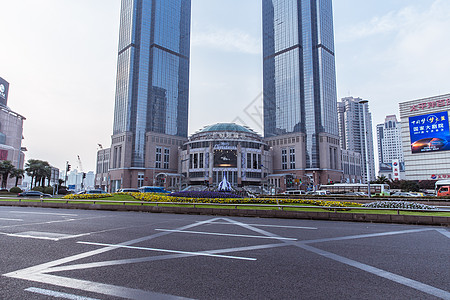 圣诞节商场装扮空阔马路背景图片