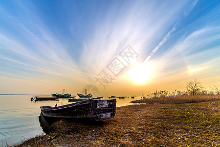 阳光大海岸边船舶背景