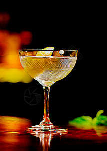 晶莹剔透的酒水饮料玻璃杯背景图片