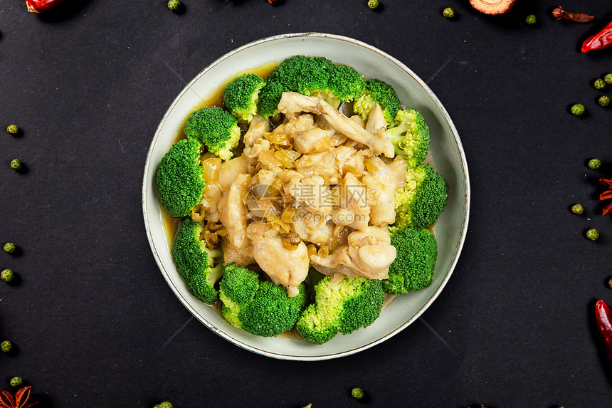 菜碟里的蔬菜皇冠西兰花图片