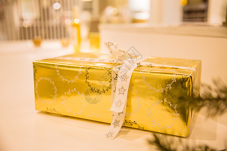 金色打开礼盒厨房桌面放着圣诞礼物背景