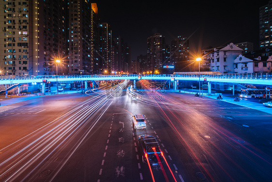 城市夜景慢门车流图片