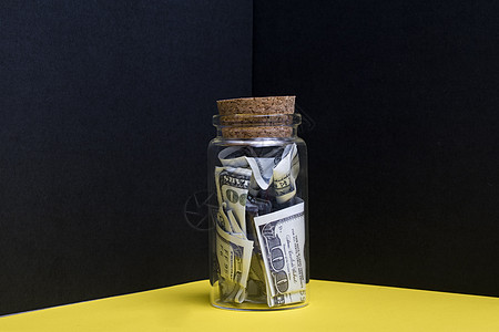 椰油在玻璃罐里装在玻璃罐里的美元背景