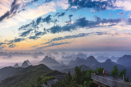 高山上的日出高山上绚丽的早晨日出霞光背景