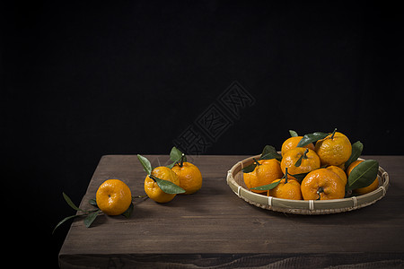 黑暗中的橘子高清图片