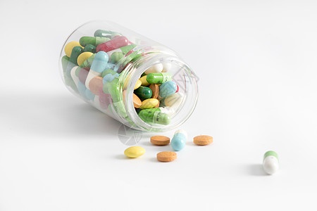 胶囊和药片透明药瓶中散落的药背景