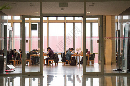 图书馆里书图书馆里学习的人背景