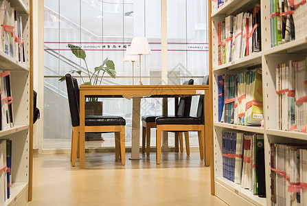 书店橱窗图书馆自习室认真学习的人背景