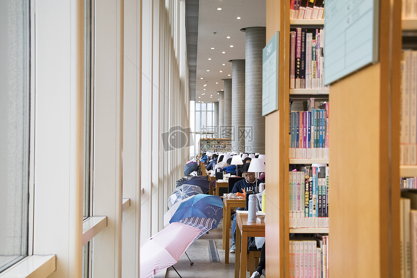 图书馆里学习的人图片