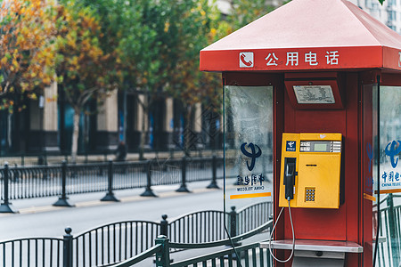 手机打电话路边公共电话亭背景