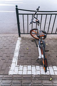 路边租赁自行车背景图片